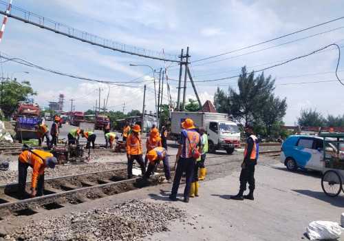 KAI Daop 4 Lakukan Perbaikan Jalur pada Perlintasan Sebidang Jalan Ronggowarsito Semarang