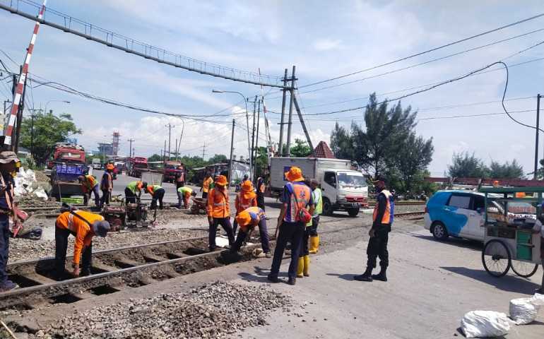 KAI Daop 4 Lakukan Perbaikan Jalur pada Perlintasan Sebidang Jalan Ronggowarsito Semarang