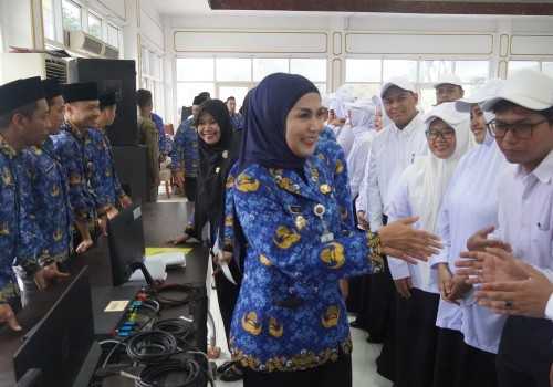 Serahkan SK CPNS 2024, Bupati Kendal Berpesan Agar Menjadi Abdi Negara dan Abdi Masyarakat Dengan Baik