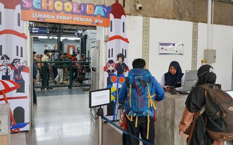 Sambut Libur Sekolah, KAI Daop 4 Semarang Hadirkan Promo Diskon 30 Persen KA Kelas Ekonomi dan Dekorasi Menarik di Stasiun
