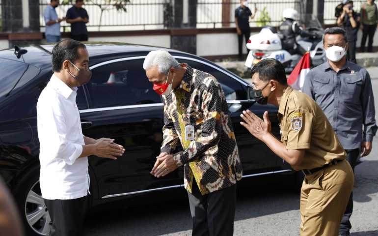Cegah Inflasi, Ganjar Dampingi Jokowi Cek Harga Bahan Pokok Di Pasar Tradisional