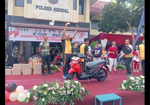 Peringati HUT Bhayangkara ke-79 Kapolres Kendal Sebar Ratusan Doorprize Jalan Sehat