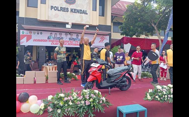 Peringati HUT Bhayangkara ke-79 Kapolres Kendal Sebar Ratusan Doorprize Jalan Sehat