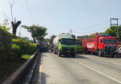 Aksi Damai Ribuan Sopir Truk Lumpuhkan Jalan Utama Semarang