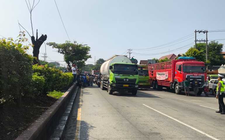 Aksi Damai Ribuan Sopir Truk Lumpuhkan Jalan Utama Semarang
