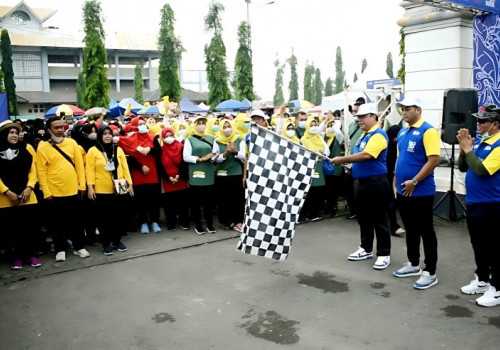 Puncak HKN ke-58 Dinkes Kendal Gelar Jalan Sehat dan Bazar UMKM