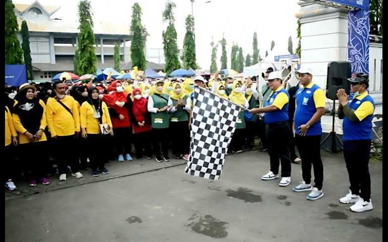 Puncak HKN ke-58 Dinkes Kendal Gelar Jalan Sehat dan Bazar UMKM