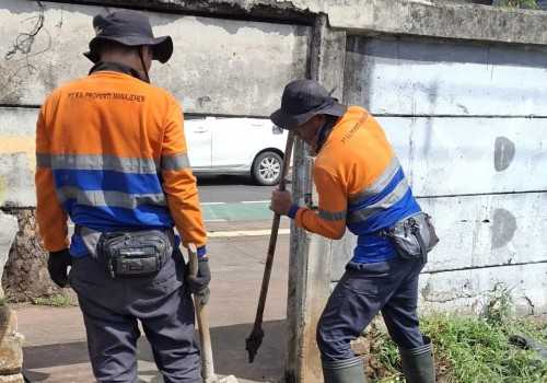 KAI Daop 1 Jakarta Kembali Tutup Lubang di Tembok Pembatas Jalur KA Jatinegara – Klender
