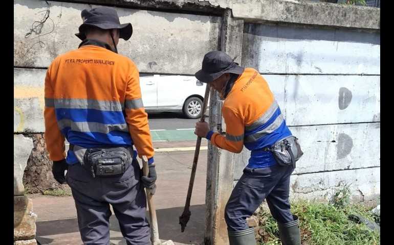 KAI Daop 1 Jakarta Kembali Tutup Lubang di Tembok Pembatas Jalur KA Jatinegara – Klender
