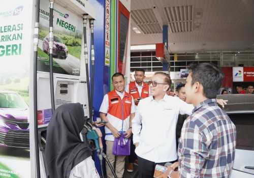 Lampaui Target, Komut Pertamina Iwan Bule Tinjau Penjualan Pertamax Green di Semarang