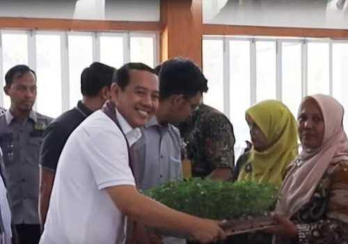 Perkuat Ketahanan Pangan, Kejari Kulon Progo Bantu Pupuk dan Bibit Tanaman untuk Kelompok Wanita Tani