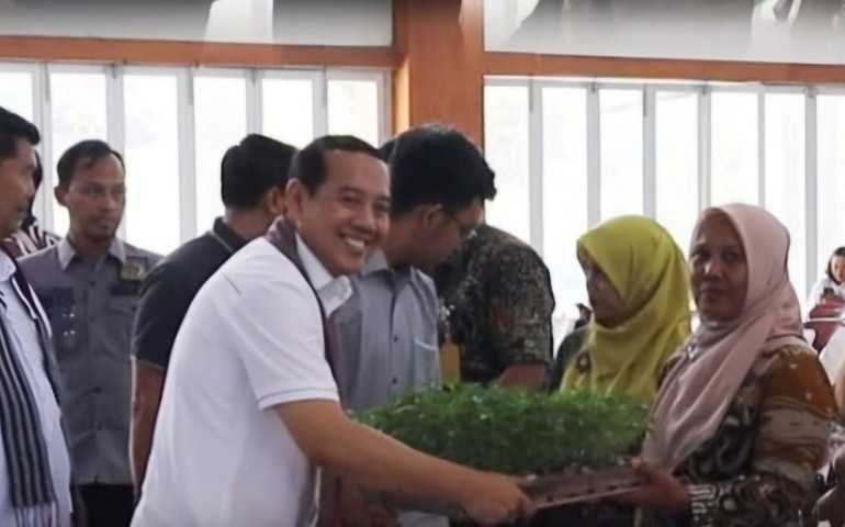 Perkuat Ketahanan Pangan, Kejari Kulon Progo Bantu Pupuk dan Bibit Tanaman untuk Kelompok Wanita Tani