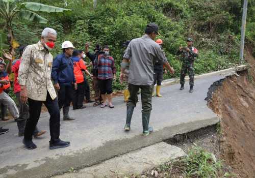 Jalan Alternatif Brebes Banyumas Terputus Akibat Longsor