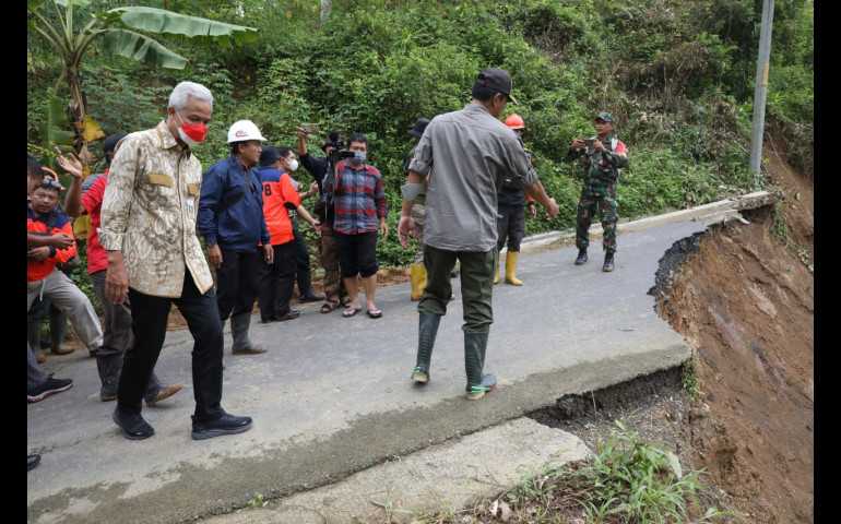 Jalan Alternatif Brebes Banyumas Terputus Akibat Longsor