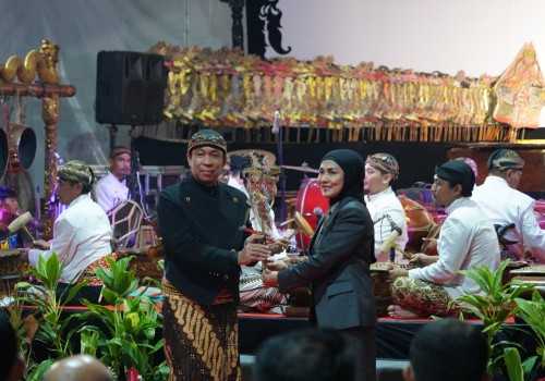 Pagelaran Wayang Kulit Dengan Lakon Srikandi Bangun Kendal, Bupati Meminta Agar Masyarakat Kendal Lebih Mengenal dan Mencintai Seni Tradisional
