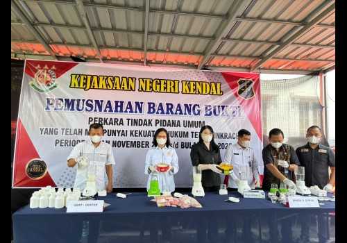 Kejari Kendal Musnahkan BB Tindak Pidana Umum Bulan November 2024 dan Bulan Juli 2025