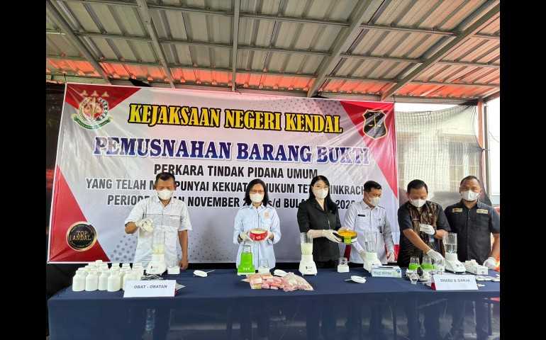 Kejari Kendal Musnahkan BB Tindak Pidana Umum Bulan November 2024 dan Bulan Juli 2025