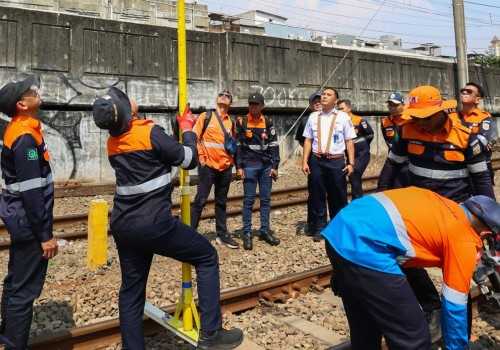 Sistem Listrik Aliran Atas Jadi Tulang Punggung Operasional KRL dan Persinyalan KAI Daop 1 Jakarta