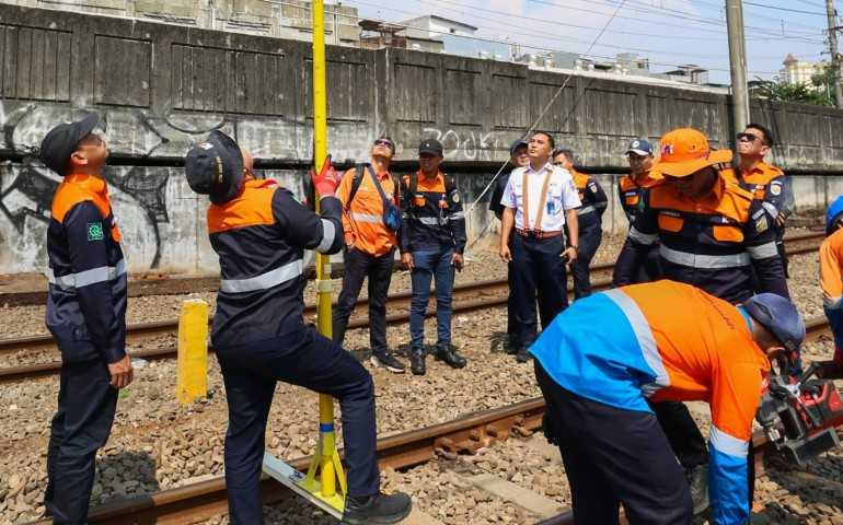 Sistem Listrik Aliran Atas Jadi Tulang Punggung Operasional KRL dan Persinyalan KAI Daop 1 Jakarta