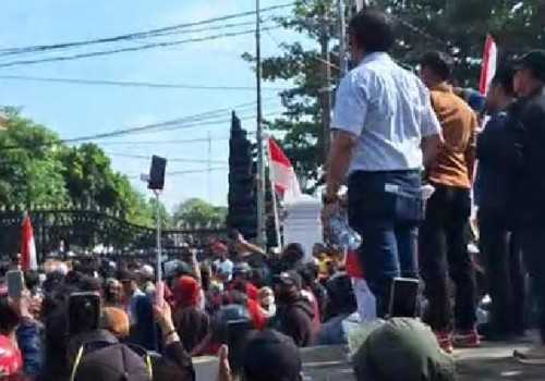 Dari Truk Tronton, Orator Serukan Bupati Harus Lengser di Tengah Lautan Massa