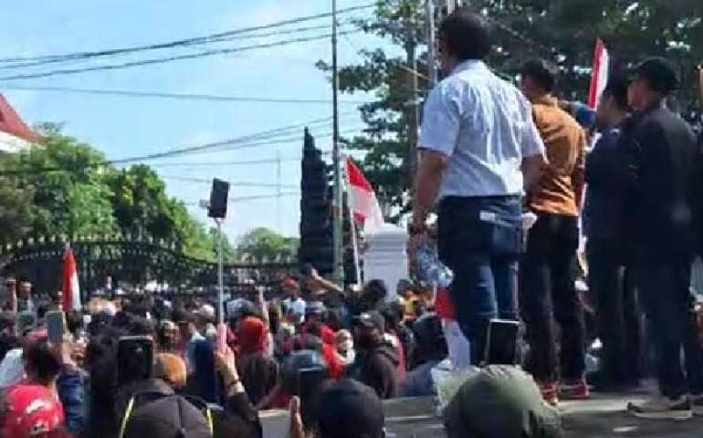 Dari Truk Tronton, Orator Serukan Bupati Harus Lengser di Tengah Lautan Massa