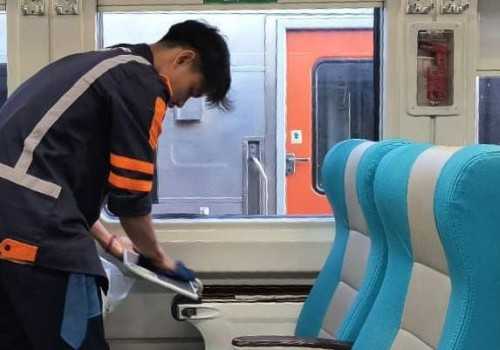 Tak Terlihat tapi Penting, Peran Petugas Cuci Kereta di Balik Layanan KAI