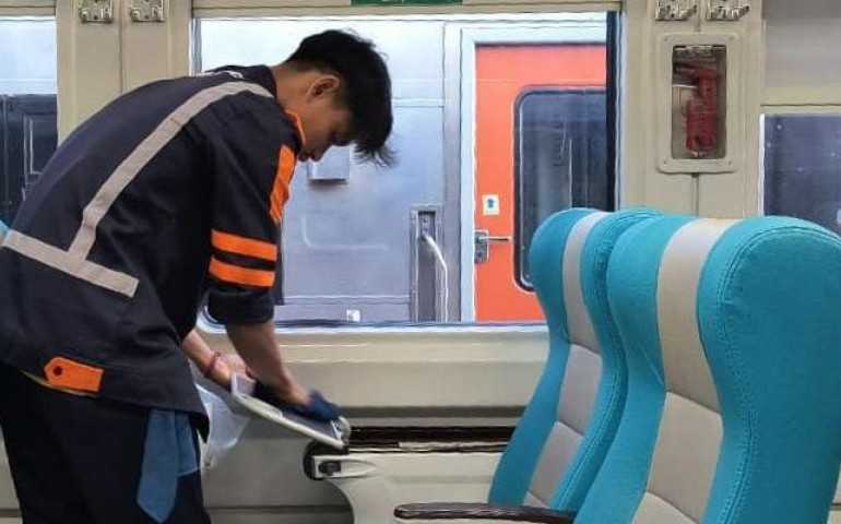 Tak Terlihat tapi Penting, Peran Petugas Cuci Kereta di Balik Layanan KAI