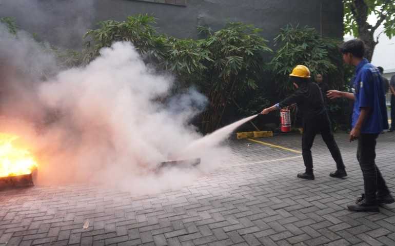 Gets Premiere Semarang Gelar Simulasi Darurat, Karyawan Dilatih Padamkan Api