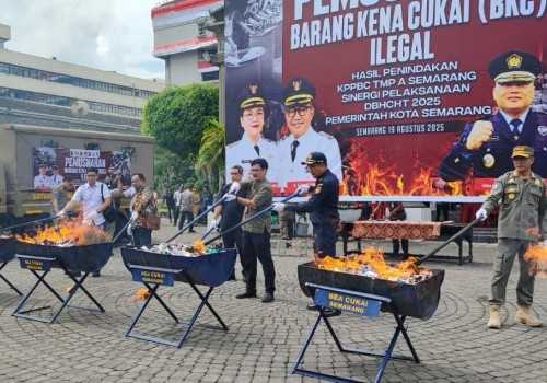 Berantas Peredaran Gelap, Bea Cukai Semarang Musnahkan Rokok & Miras Ilegal