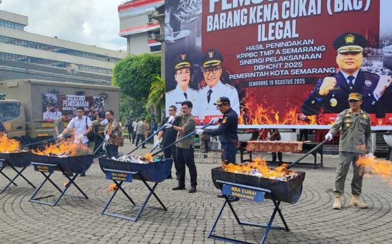 Berantas Peredaran Gelap, Bea Cukai Semarang Musnahkan Rokok & Miras Ilegal