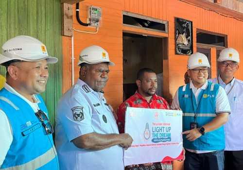 Kado HUT RI, PLN Salurkan Bantuan Pasang Listrik Gratis 2.821 Keluarga Prasejahtera di Seluruh Indonesia