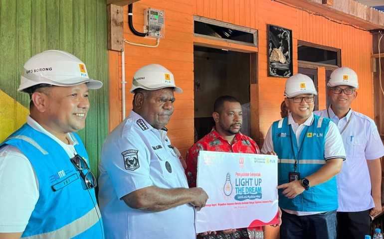 Kado HUT RI, PLN Salurkan Bantuan Pasang Listrik Gratis 2.821 Keluarga Prasejahtera di Seluruh Indonesia