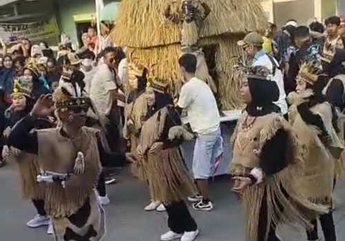 Suku Dayak Ramekan Karnaval Desa Karangayu Kecamatan Cepiring