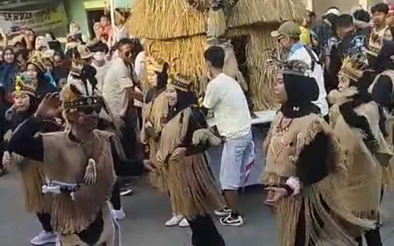 Suku Dayak Ramekan Karnaval Desa Karangayu Kecamatan Cepiring