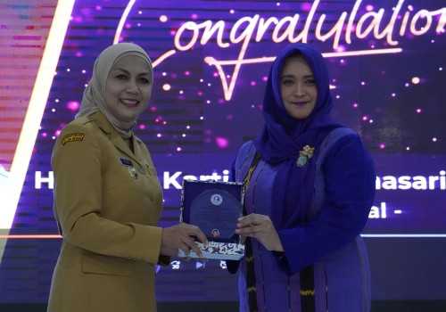 Bupati Kendal Dyah Kartika Permanasari Terima Penghargaan Citra Istakarya