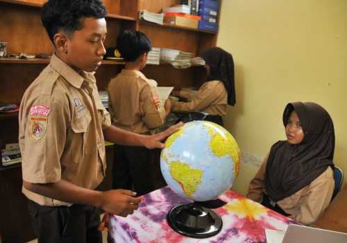 PLN Bangun Masa Depan Melalui Bantuan Sarana Prasarana Pendidikan di Sekolah Sekitar SUTET