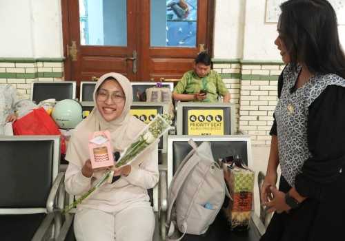 KAI Daop 4 Semarang Rayakan Hari Pelanggan Nasional dengan Berbagi Bunga, Cokelat, dan Bingkisan