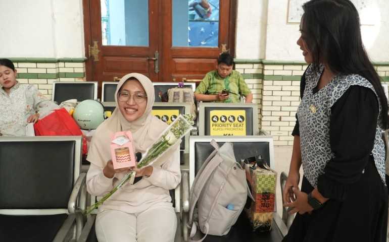 KAI Daop 4 Semarang Rayakan Hari Pelanggan Nasional dengan Berbagi Bunga, Cokelat, dan Bingkisan