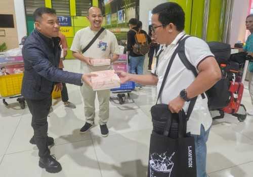 Stasiun Gambir Riuh Bahagia, Anang Hermansyah Bagi Kue untuk Penumpang