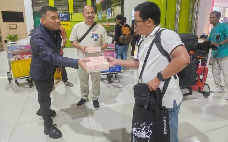 Stasiun Gambir Riuh Bahagia, Anang Hermansyah Bagi Kue untuk Penumpang