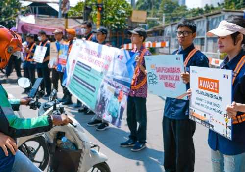 Keselamatan Prioritas, KAI Daop 1 Jakarta dan Komunitas Railfans Sadulur Spoor Edukasi Pengendara di JPL 1 Stasiun Karet