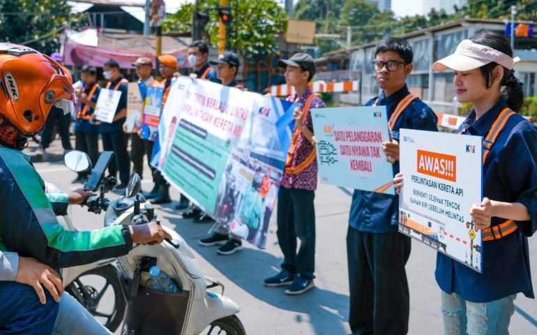 Keselamatan Prioritas, KAI Daop 1 Jakarta dan Komunitas Railfans Sadulur Spoor Edukasi Pengendara di JPL 1 Stasiun Karet