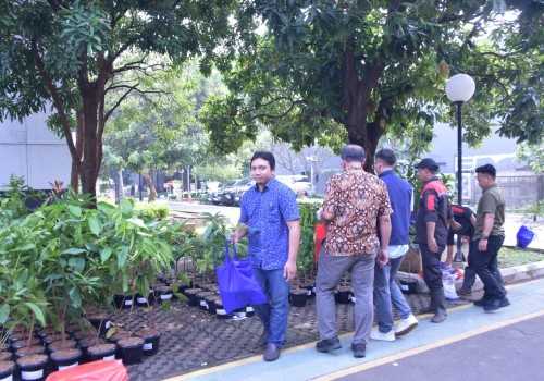PI Niaga Berikan Bibit Pohon untuk Karyawan Pendonor