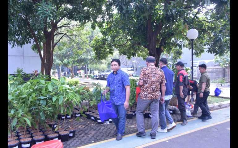 PI Niaga Berikan Bibit Pohon untuk Karyawan Pendonor