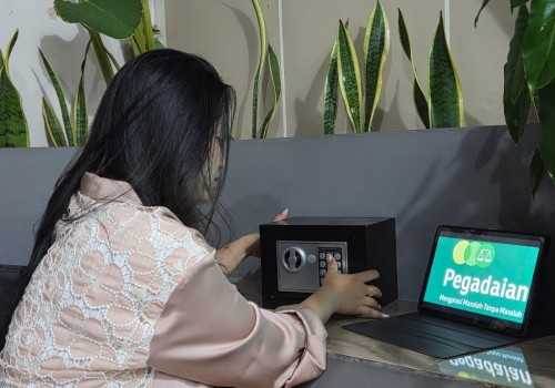 Tersesat Rantai Cicilan, Pegadaian Beri Harapan Emas