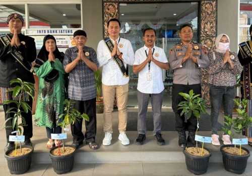 Bank Jateng Cabang Jepara Bagikan Puluhan Bibit Buah, Rayakan Hari Pelanggan Nasional Sekaligus Dukung Penghijauan