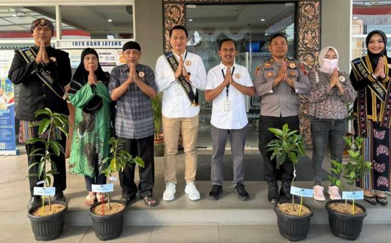 Bank Jateng Cabang Jepara Bagikan Puluhan Bibit Buah, Rayakan Hari Pelanggan Nasional Sekaligus Dukung Penghijauan