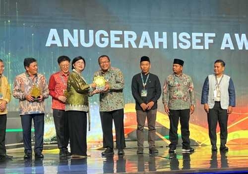Bank Jateng Syariah Raih Penghargaan UUS Pendukung Pembiayaan Ekonomi Syariah Terbaik di ISEF 2025