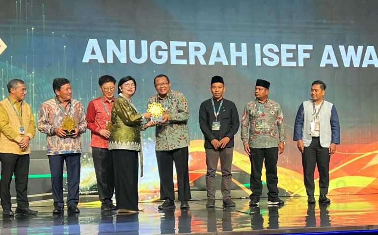 Bank Jateng Syariah Raih Penghargaan UUS Pendukung Pembiayaan Ekonomi Syariah Terbaik di ISEF 2025