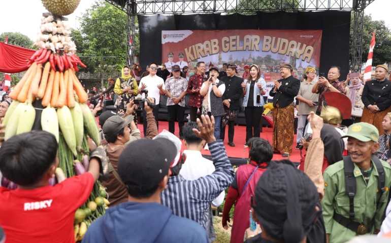 Semarang Bangkitkan Spirit Kebangsaan Lewat Kirab Budaya dan Pawai Gunungan